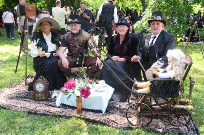 Am WGT-Freitag kamen unzählige Besucher zum Viktorianischen Picknick in den Clara-Zetkin-Park Leipzig.