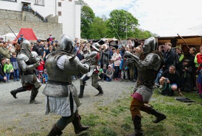 30. Wolkensteiner Burgfest lockt Tausende Gäste an - Ritter zeigen am Fuße der Burg ihr Können. Foto: Andreas Bauer