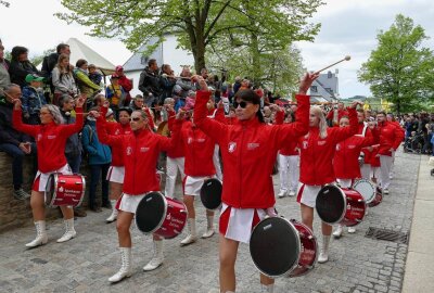 30. Wolkensteiner Burgfest lockt Tausende Gäste an - Und Trommeln gaben beim Marsch den Rhythmus vor. Foto: Andreas Bauer