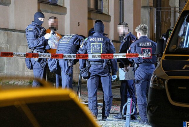 300 Beamte im Einsatz: Polizei beendet Rechtsrockkonzert - Polizeigroßaufgebot in Dresden. Foto: Textautor