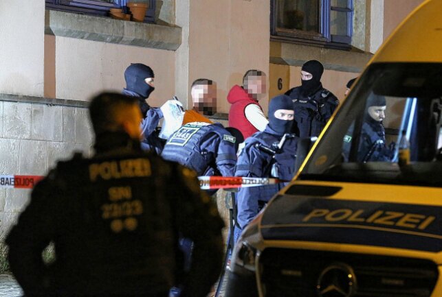 300 Beamte im Einsatz: Polizei beendet Rechtsrockkonzert - Polizeigroßaufgebot in Dresden. Foto: Textautor