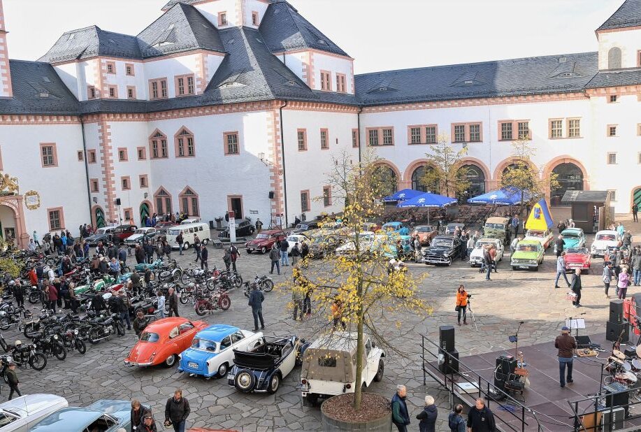 Beim Oldtimertreffen in Augustusburg gehört am 3. Oktober der Schlosshof wieder ganz den historischen Fahrzeugen. Foto: Knut Berger