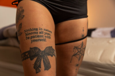 32 Tattoos in zwei Jahren: Allround-Talent Beatrice und ihre Reise durch düstere Kunst und Selbstliebe - Beatrice aus Annaberg hat 32 Tattoos in nur zwei Jahren stechen lassen.