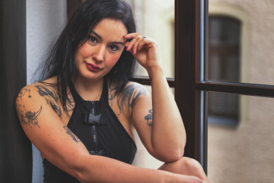 32 Tattoos in zwei Jahren: Allround-Talent Beatrice und ihre Reise durch düstere Kunst und Selbstliebe - Beatrice hat Erfahrungen im Modeln und präsentiert sich und ihre Tattoos auf ihrem Instagram-Account @lintulauri.
