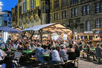 32. Weindorf startet am 23. Juli in Chemnitz - Das Chemnitzer Weindorf ist auch 2021 wieder im Zentrum zu entdecken. Archivfoto: Harry Härtel