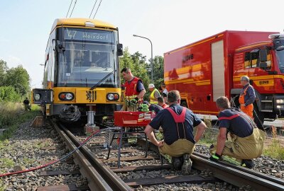 34 Tonnen schwer: Straßenbahn von Gleisen abgekommen - Gestern entgleiste in Dresden eine 34 Tonnen schwere Straßenbahn. Foto: Roland Halkasch