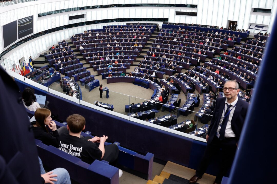 34 Wahlvorschläge zur Europawahl - Stimmzettel 81 Zentimeter - Abgeordnete nehmen an einer Sitzung im Europäischen Parlament teil.