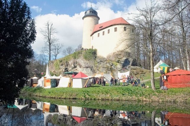 Auf Burg Rabenstein finden regelmäßig Mittelalter- und Wikingerfeste statt. 