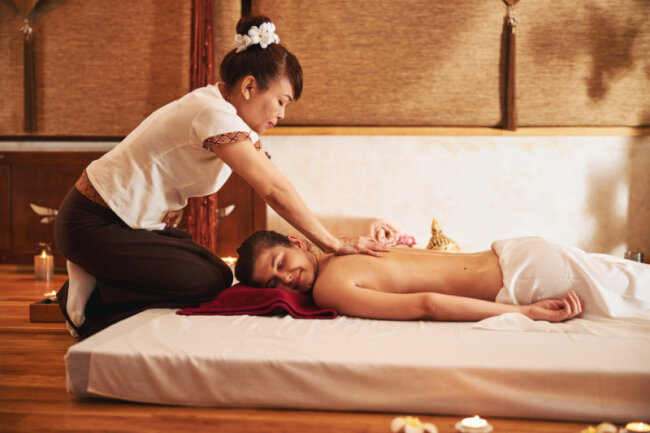 Wer schon einmal eine Thaimassage erlebt hat, der weiß, das ist etwas ganz anderes als eine deutsche Massage. Hier lernt man den Körper ganz anders zu spüren und es hilft bei Problemen.