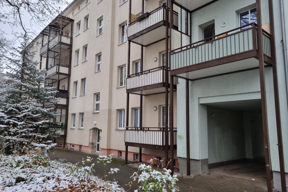 37-Jähriger wegen Vergewaltigung und besonders schweren Raubes angeklagt - Der Angeklagte soll sich über den Balkon Zutritt zur Wohnung einer 73-jährigen Frau in Chemnitz verschafft haben. Foto: Harry Härtel