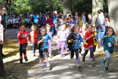 383 Kinder und Jugendliche spurten am Pöhlberg um Medaillen - Startschuss für die Grundschul-Läuferinnen im Tierpark der Kreisstadt. Foto: Thomas Fritzsch/PhotoERZ