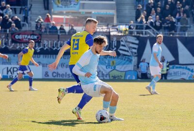 4:1-Erfolg: Chemnitzer FC bleibt in der Erfolgsspur - Till Plumpe und Tim Campulka (re.) im Zweikampf. Foto: Harry Härtel/Haertelpress