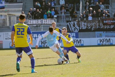 4:1-Erfolg: Chemnitzer FC bleibt in der Erfolgsspur - Niklas Walther (Mitte) gegen zwei Luckenwalder Spieler. Foto: Harry Härtel/Haertelpress