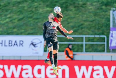 4:3 gegen Osnabrück: Zwickau beendet Sieglos-Serie - Im Bild v.l.: Robin Ziegele (4, Zwickau) und Marc Heider (20, Osnabrück). Foto: Gabor Krieg