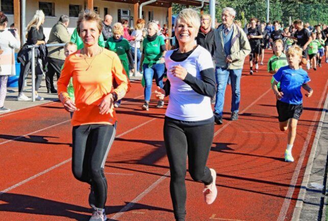 4. Hospizlauf lockt 379 Teilnehmer nach Werdau - Erlös: 13.000 Euro - Auch Botschafterin Linda Feller (r.) drehte einige Runden. Foto: Michel