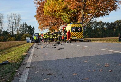 4-jähriger Beifahrer und Fahrer schwer verletzt: Rettungshubschrauber im Einsatz - Am Samstagnachmittag kam es gegen 15 Uhr zu einem schweren Verkehrsunfall. Foto: xcitepress