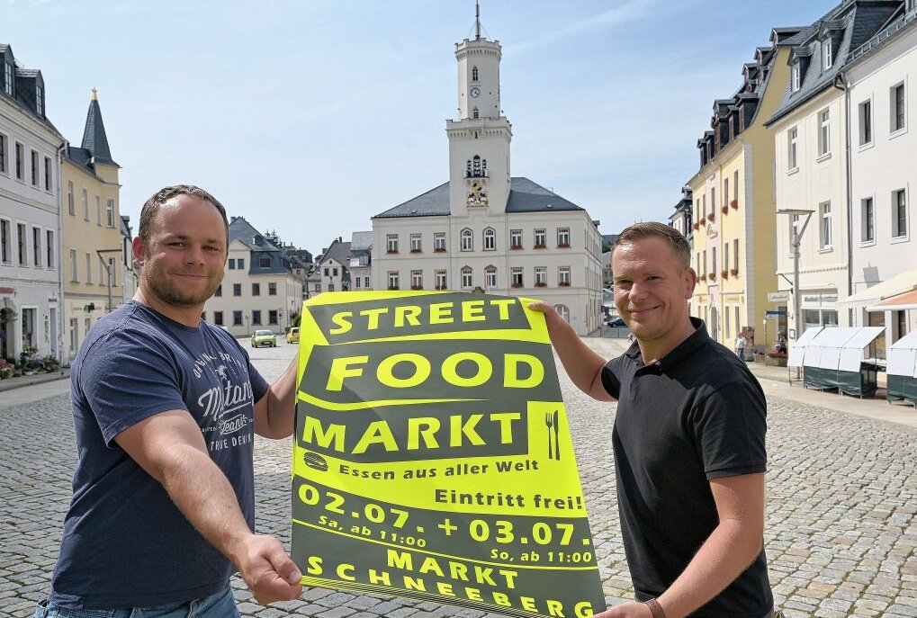 Stefan Unger (li.) und Rene Kießling (re.) von Schacht Events freuen sich auf viele Gäste zum Streetfoodmarkt in Schneeberg. Foto: Ralf Wendland