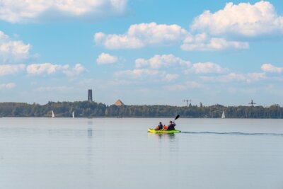 Am Cospudner See kann man viel erleben, man kann Tretbootfahren, einen Tauchkurs machen, ein Grillfloß ausleihen, Stand-Up-Paddeln, Surfen oder einfach baden gehen.