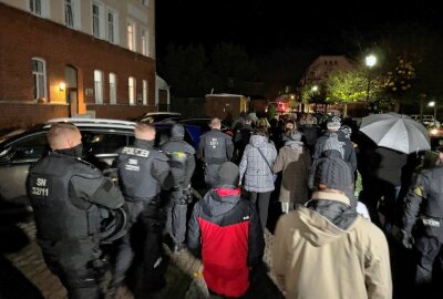 400 Corona-Gegner bei illegaler Demonstration in Zwönitz: Polizei lässt gewähren - Demonstration gegen neue Coronaschutzverordnung in Zwönitz von Polizei verboten. Foto: Daniel Unger