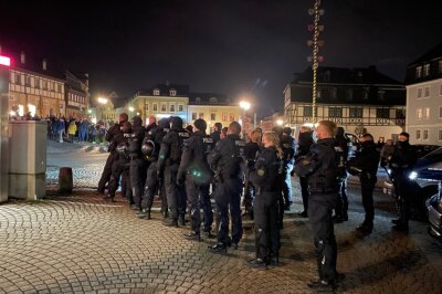 400 Corona-Gegner bei illegaler Demonstration in Zwönitz: Polizei lässt gewähren - 