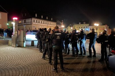 400 Corona-Gegner bei illegaler Demonstration in Zwönitz: Polizei lässt gewähren - 