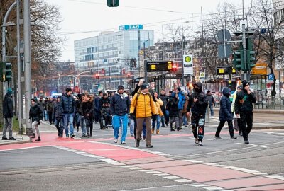 400 Menschen demonstrieren in Chemnitz gegen die Corona-Impfpflicht - Am Montag gegen 18 Uhr versammelten sich etwa 400 Demonstranten in Chemnitz, um gegen die Impfpflicht zu protestieren. Foto: Harry Härtel