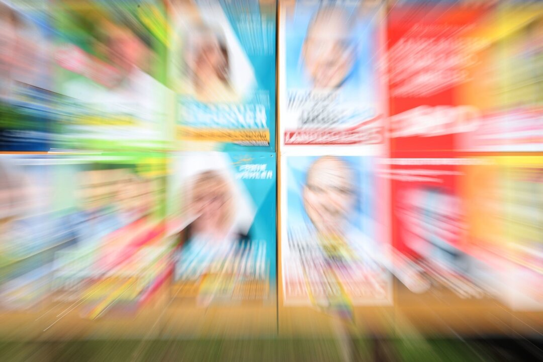 400 Wahlplakate in Leipzig zerstört und gestohlen - Eine Plakatwand mit Plakaten verschiedener Parteien zur bayerischen Landtagswahl 2023.