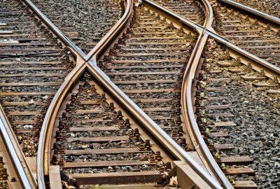 41-Jähriger wird von City-Bahn erfasst - Der 41-Jährige befand sich im Gleisbett, trat allerdings wohl noch rechtzeitig zu Seite. Symbolbild: MichaelGaida/Pixabay