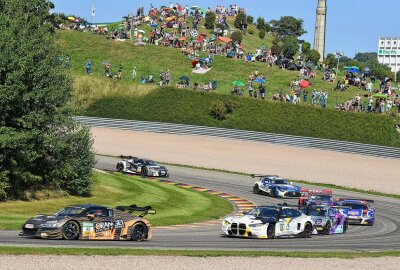 42.000 Fans beim DTM-Comeback auf dem Sachsenring - Die Rennen ließen sich auch von den Naturtribünen aus gut verfolgen. Foto: Thorsten Horn
