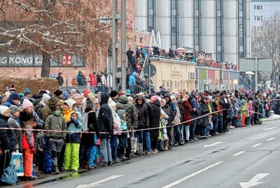 43. Bergparade in Chemnitz: 1000 Teilnehmer ziehen durch die Innenstadt - Die 43. Bergparade läutet die Weihnachtszeit im Erzgebirge ein. Foto: Harry Haertel
