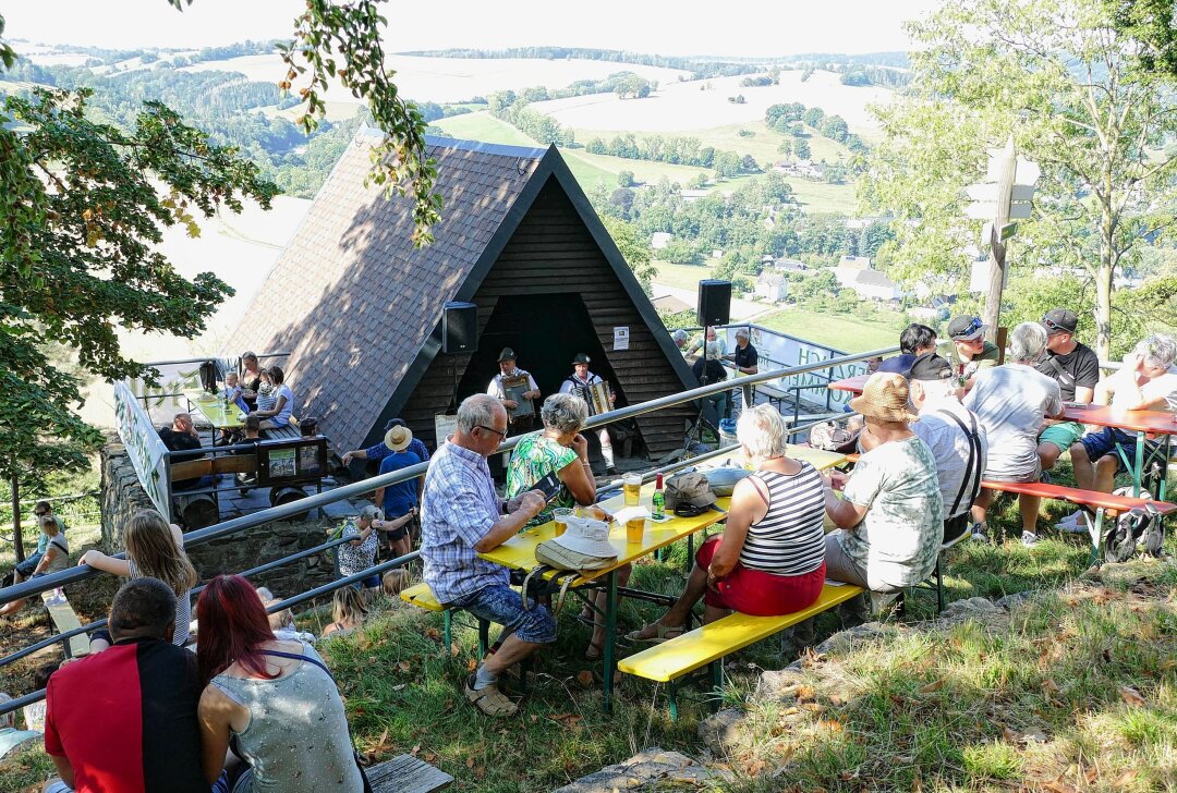 44. Kunnersteinfest lockt Hunderte Besucher an - Vor der Hütte waren viele Bänke aufgebaut worden, auf denen Besucher Musik und Aussicht genießen konnten. Foto: Andreas Bauer