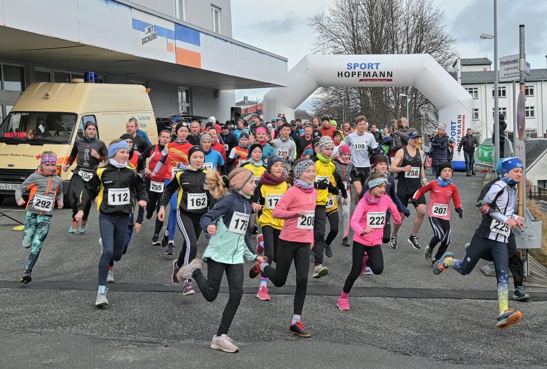 45. Neujahrsberglauf mit über 220 Teilnehmern - Beim 45. Neujahrsberglauf in Falkenstein sind über 220 Aktive gestartet. Foto: Ralf Wendland