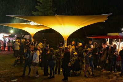 450 Gäste feiern bei Electric Summer Night in Sosa - Bei der Electric Summer Night in Sosa ist trotz Regenwetter gefeiert worden. Foto: Ralf Wendland