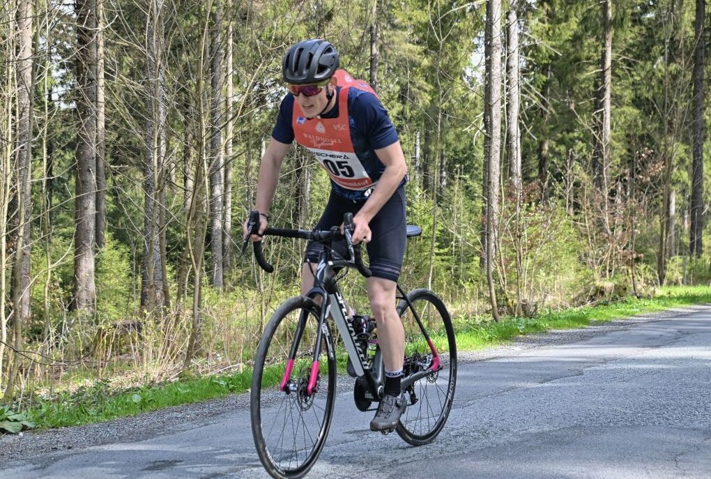 46 Radfahrer und Läufer bezwingen den Aschberg - Michel Schreier vom SV Stützengrün ist der schnellste Radfahrer am Aschberg. Foto: Ramona Schwabe