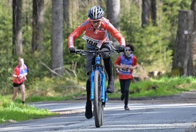 46 Radfahrer und Läufer bezwingen den Aschberg - Bettina Petrowski ist die einzige Frau gewesen, die beim Aschbergrennen aufs Rad gestiegen ist. Foto: Ramona Schwabe