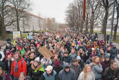 5.000 Teilnehmer trotz Bahnstillstand bei Klimastreik in Dresden - In Dresden gingen 5.000 Menschen auf die Straße. Foto: xcitepress/Finn Becker