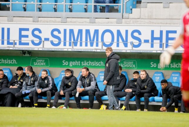 Auerbach- Trainer Sven Köhler beobachtet gespannt das Spiel. Foto: Harry Härtel/haertelpress