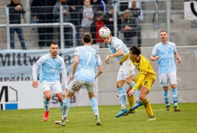 5:1! Chemnitzer FC fährt klaren Heimsieg gegen Auerbach ein - Lukas Aigner beim Kopfball. Foto: Harry Härtel/haertelpress