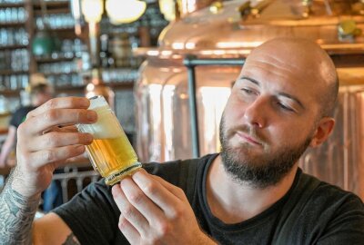 5. Brauereimarkt: Zurück zu den Wurzeln und glasklare Neuerung - Braumeister Michel Köhler testet eins der Biere, die das Turmbrauhaus zum Brauereimarkt anbietet. Foto: Andreas Seidel