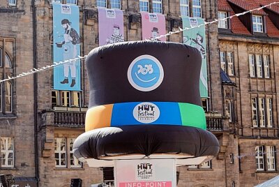5. Chemnitzer Hutfestival in der Innenstadt eröffnet - Eröffnungsshow des Hutfestivals. Foto: Harry Härtel/haertelpress