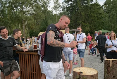 5. Erzgebirgischer Heimattag lockte rund 1000 Gäste an - Kai Schenk aus Lößnitz hat sich beim Nageleinschlagen probiert. Foto: Ralf Wendland