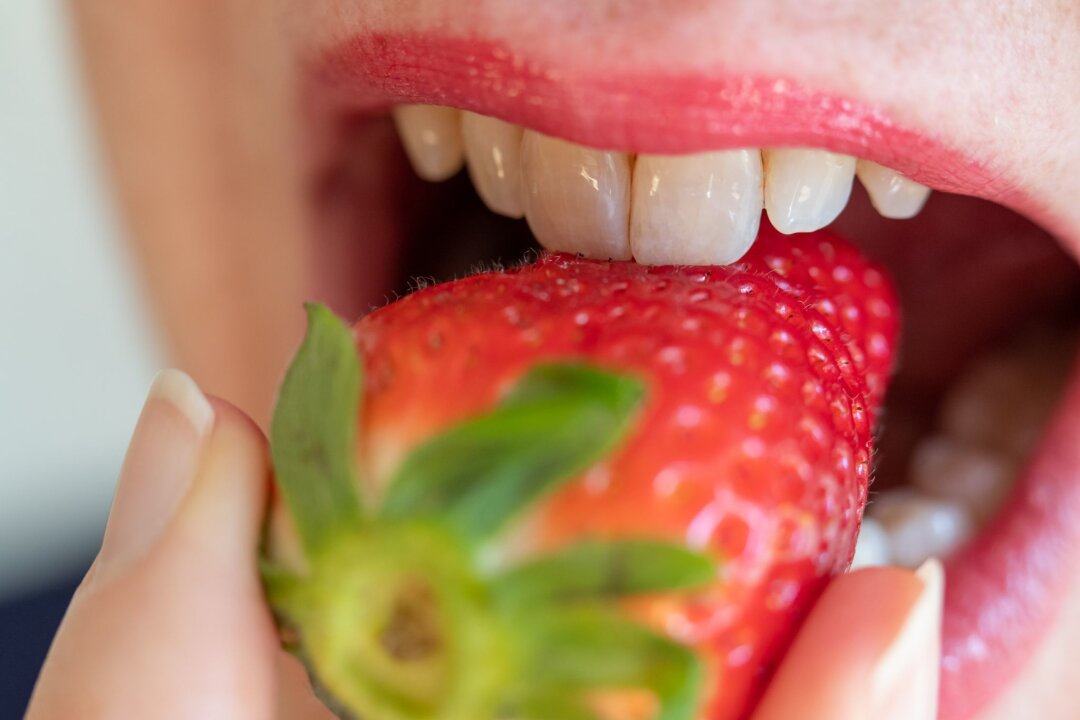 5 Gründe, warum Sie jetzt täglich Erdbeeren essen sollten - Bitte zugreifen: Wer viel Sport treibt, sollte regelmäßig Erdbeeren essen.