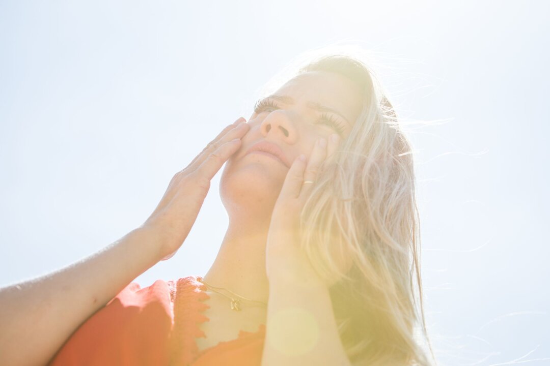 5 häufige Hautprobleme und was Sie dagegen tun können - Zu viel Sonneneinstrahlung kann Hautprobleme wie Sonnenbrand und vorzeitige Hautalterung hervorrufen.