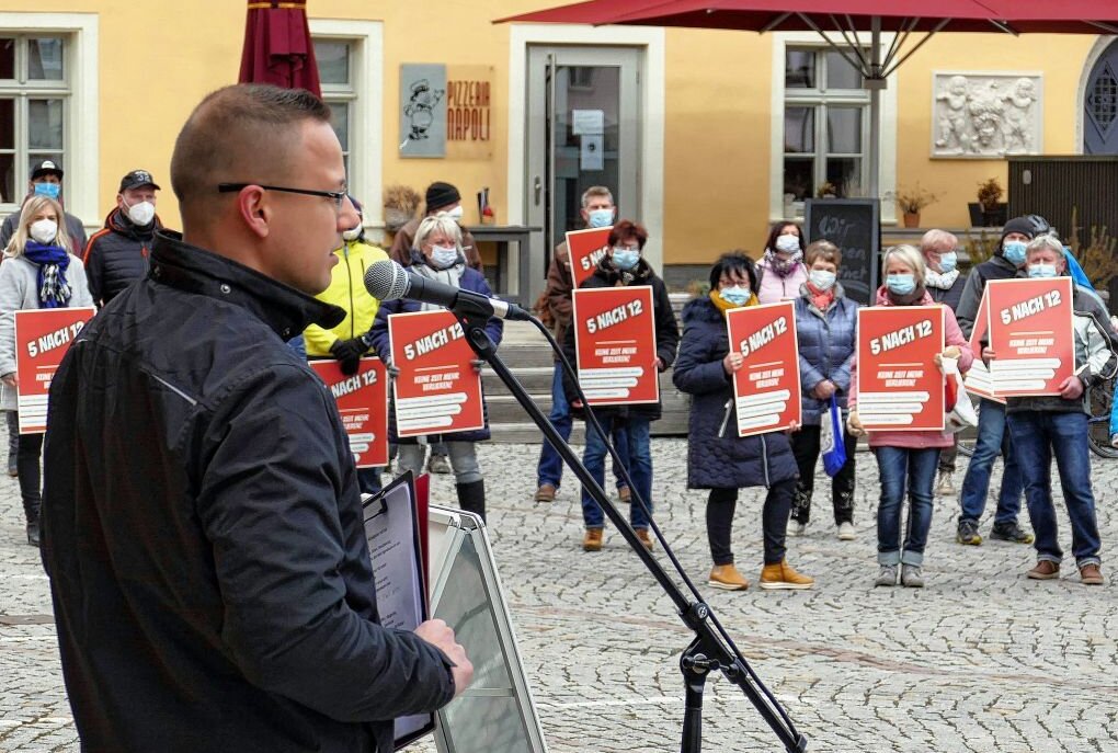 Schon bald könnte es in Zschopau die nächste Protest-Aktion geben, denn laut Robert Hähnel (links) ist es für die Händler immer noch "5 nach 12". Foto: Andreas Bauer