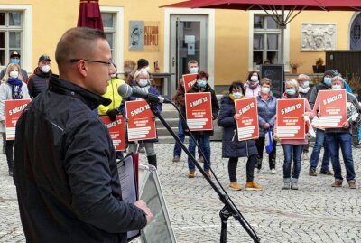"5 nach 12": Protestaktion von Zschopaus Händlern noch nicht beendet - Schon bald könnte es in Zschopau die nächste Protest-Aktion geben, denn laut Robert Hähnel (links) ist es für die Händler immer noch "5 nach 12". Foto: Andreas Bauer
