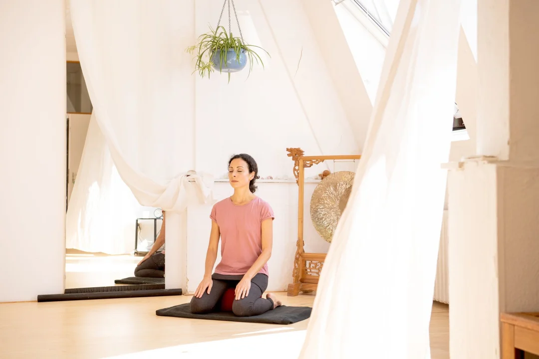 5 Tipps: So richten Sie Ihre Yoga-Ecke ein - Ruhige Farben, ruhiger Ort: Yoga praktiziert man am besten in einem Raum ohne viele Ablenkungen.
