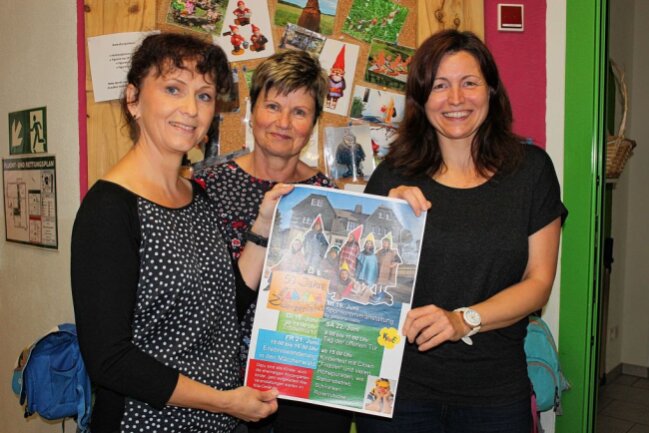 Leiterin Ilona Franke (Mitte) und die Erzieherinnen Evi (li.) und Katrin mit dem Plakat zum Fest.Foto: Jana Kretzschmann