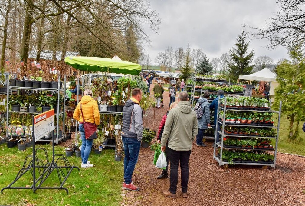 50 Händler bieten Leckeres und Schönes - Auf dem bunten Naturmarkt in Niederwiesa präsentieren um die 50 Händler ihre Waren. Foto: Steffi Hofmann