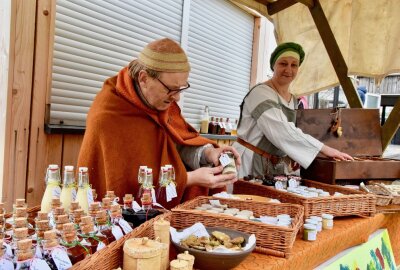 50 Händler bieten Leckeres und Schönes - Auf dem bunten Naturmarkt in Niederwiesa präsentieren um die 50 Händler ihre Waren. Foto: Steffi Hofmann