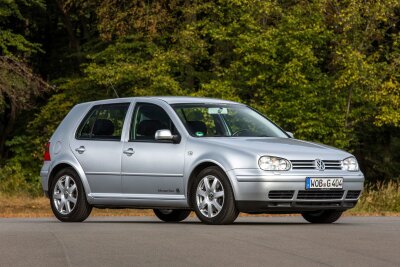 50 Jahre VW Golf: Acht Generationen im Rückspiegel - Ikone? So manche Designfans geraten beim Anblick des klar gezeichneten Golf IV (1997 - 2003) in Verzückung.